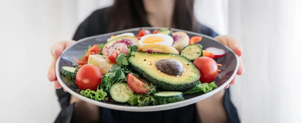 Dieta ketogeniczna — Czym jest? Jakie są jej wady i zalety? 1 apetyczna-salatka-ketogeniczna