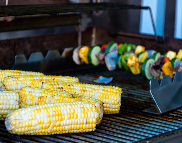Potrawy na grilla – zdrowe i smaczne opcje dla każdego 3 grilowana-kukurydza