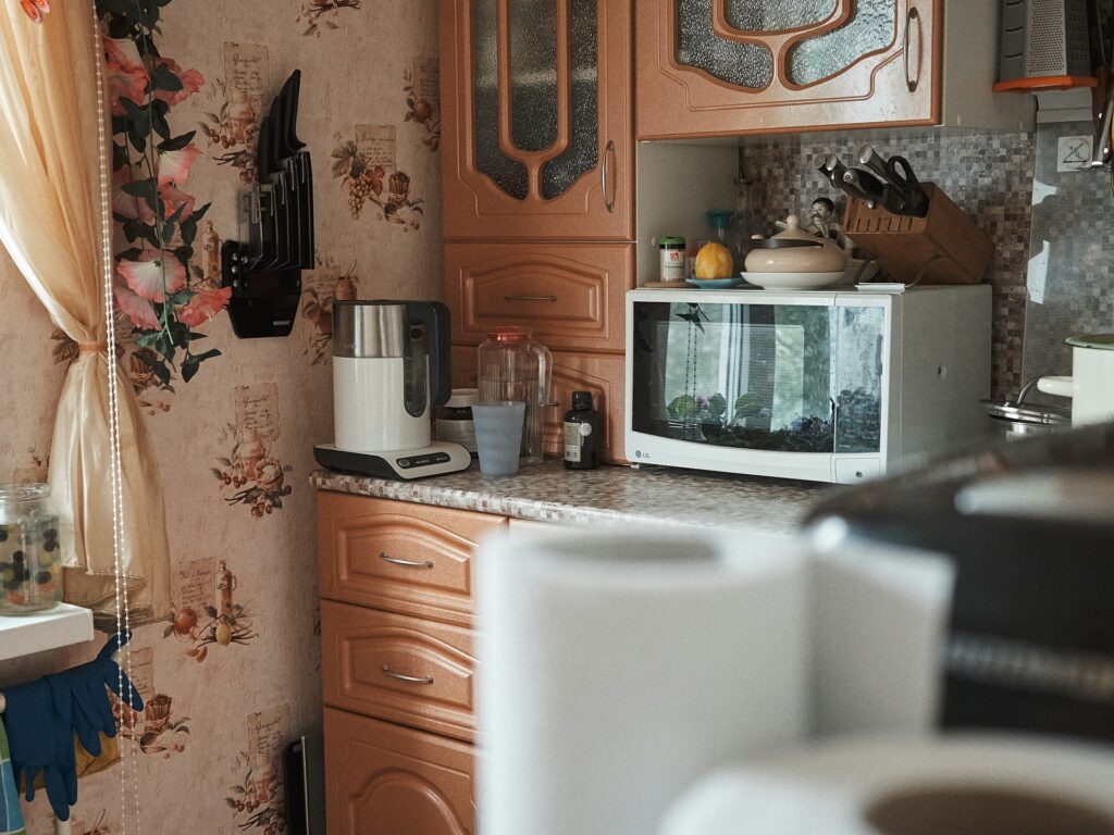 Jakie pojemniki nadają się do mikrofali, a które mogą uwalniać szkodliwe substancje?