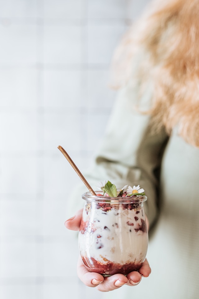 Jogurt naturalny – kalorie i dlaczego warto jeść go codziennie? 1 posilek-z-jogurtem-naturalnym
