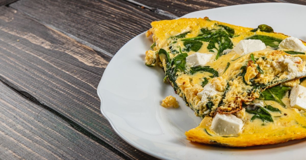 omlet z fetą i szpinakiem