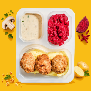 Kotlety-mielone-w-sosie-grzybowym-z-puree-ziemniaczanym-i-buraczkami