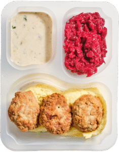 Kotlety mielone w sosie grzybowym z puree ziemniaczanym i buraczkami