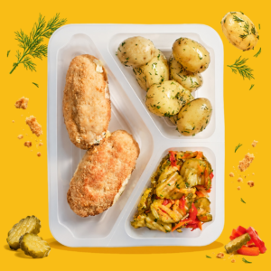 Devolay-z-ziemniakami-z-koperkiem-i-salatka-szwedzka
