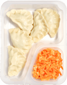 Pierogi z indykiem i surówką z marchewki