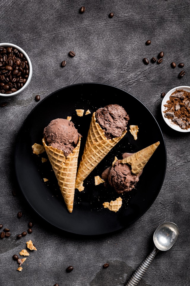Lody na diecie – jak wybierać te najmniej kaloryczne? 2 lody-czekoladowe