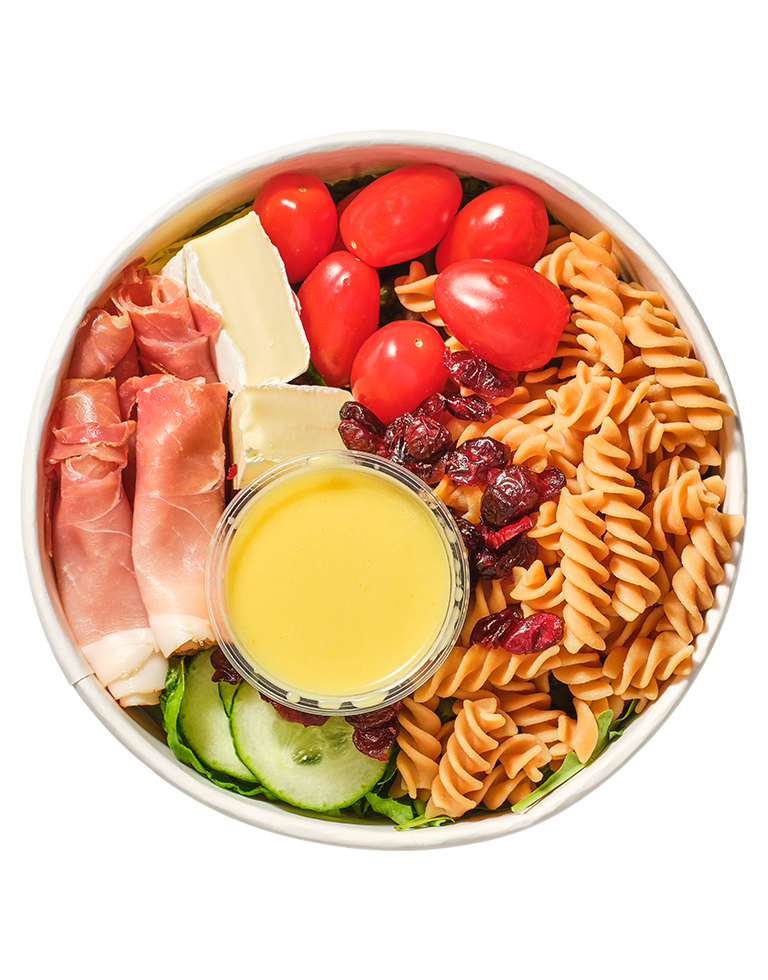 Bowl z makaronem proteinowym, szynką dojrzewającą i camembertem