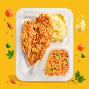 Kotlet-paryski-z-puree-ziemniaczanym-i-marchewka-z-groszkiem
