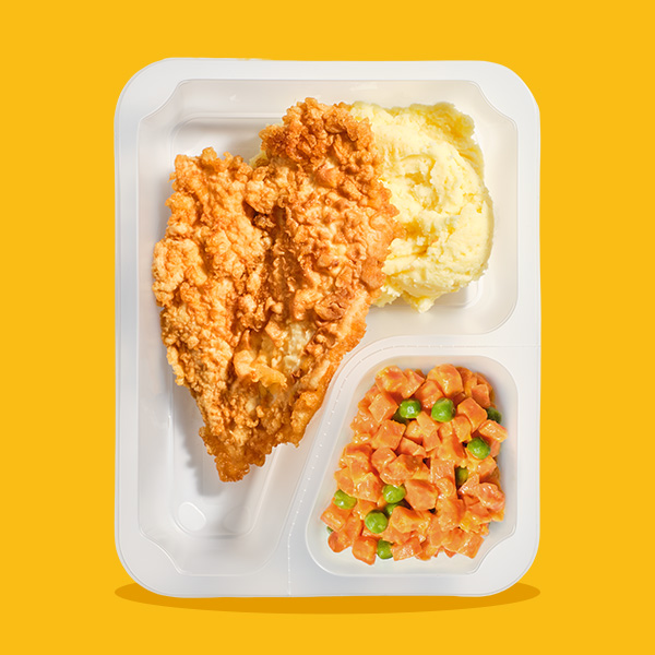 Kotlet paryski z puree ziemniaczanym i marchewką z groszkiem