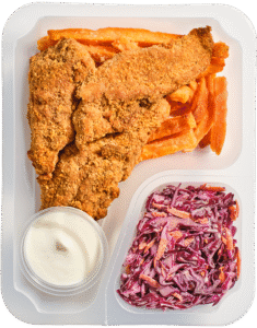 Stripsy z kurczaka z dipem czosnkowym, frytkami z batata i coleslawem z czerwonej kapusty