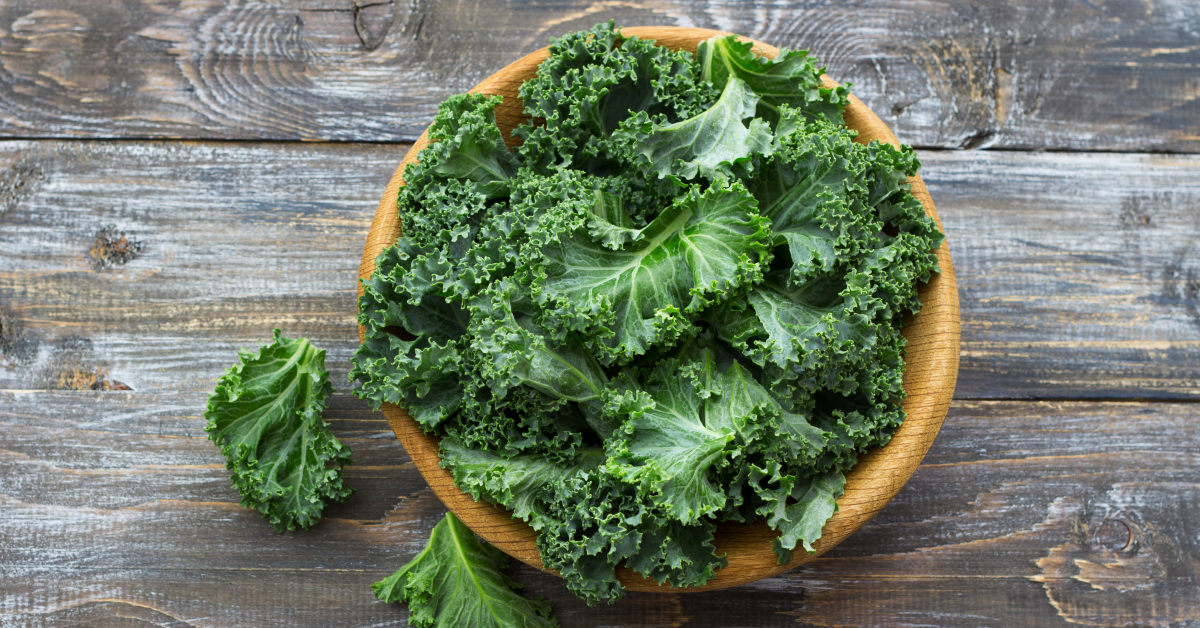 Jarmuż – właściwości. Dlaczego warto go włączyć do diety odchudzającej? 3 jarmuż