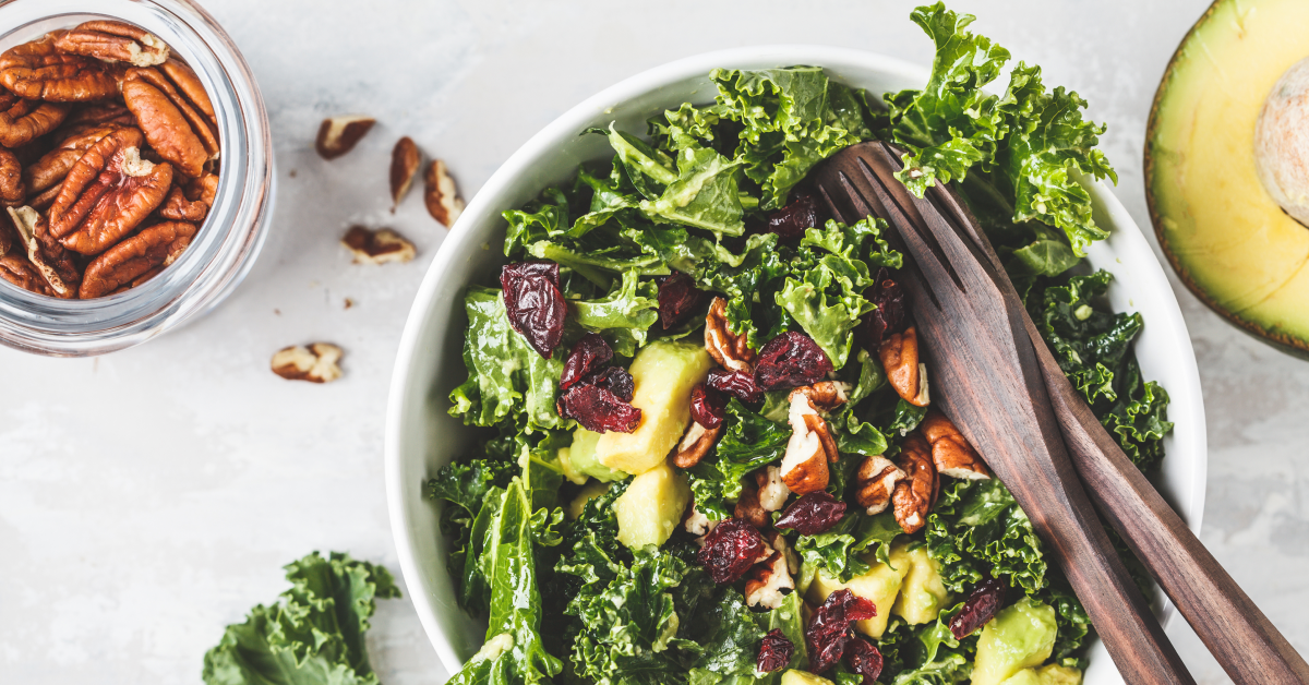 Jarmuż – właściwości. Dlaczego warto go włączyć do diety odchudzającej? 2 jarmuż w daniu