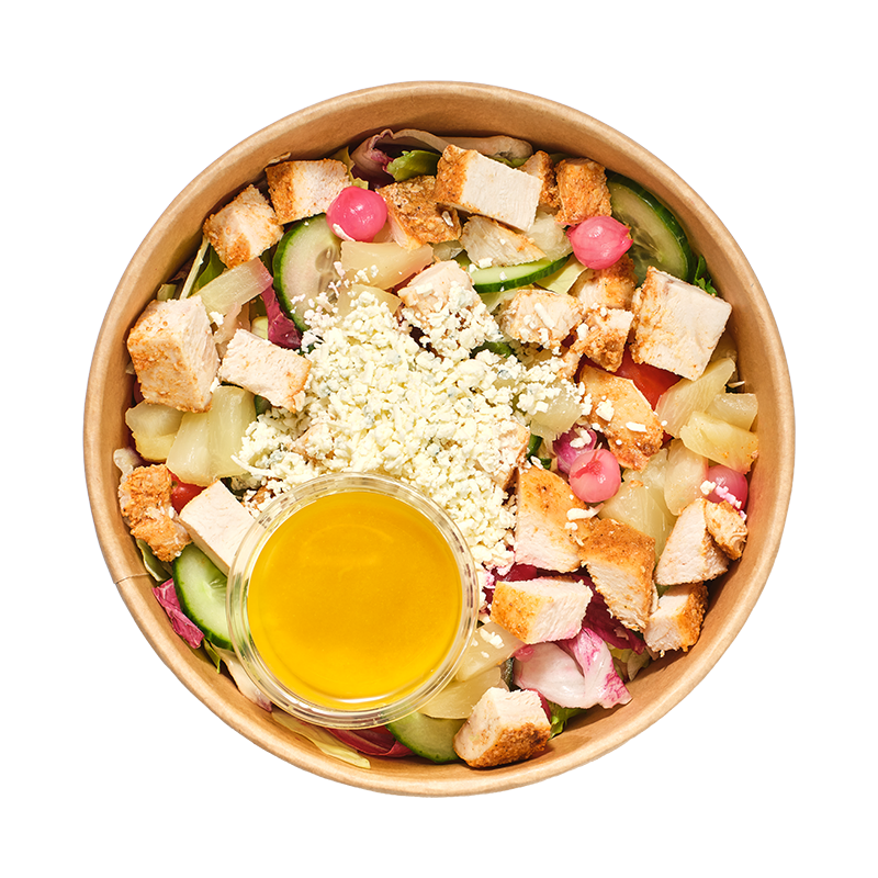 Sałatka z kurczakiem, ananasem, serem blue i orzechami nerkowca