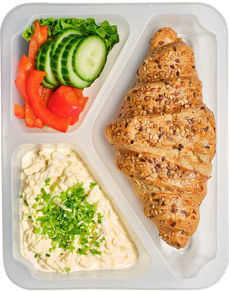 Croissant z pastą jajeczną i warzywami