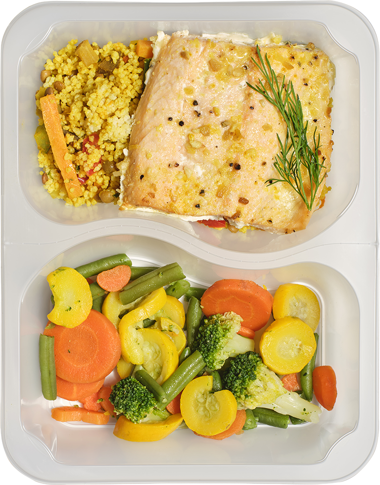 Pieczony łosoś z kaszą kuskus i warzywami z pary