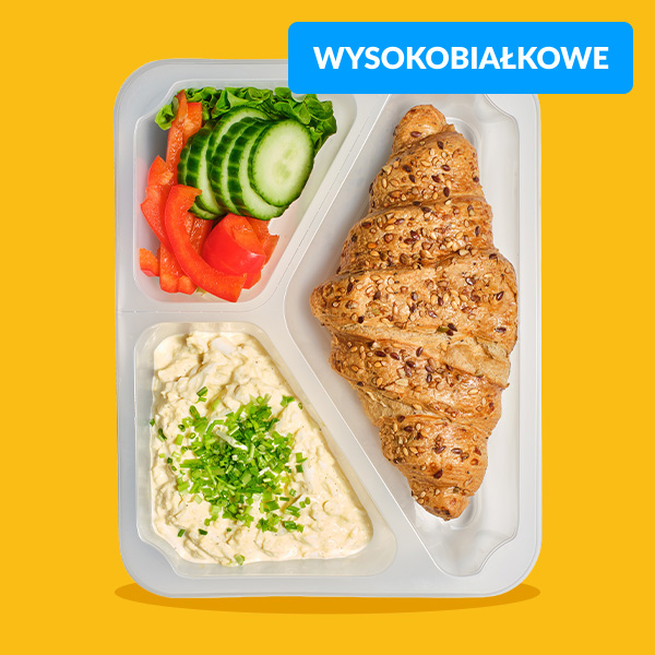 Croissant z pastą jajeczną i warzywami