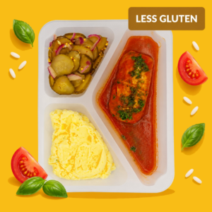 Golabek-w-sosie-pomidorowym-z-puree-ziemniaczanym-i-salatka-z-kiszonego-ogorka
