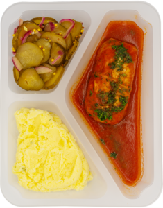 Gołąbek-w-sosie-pomidorowym-z-puree-ziemniaczanym-i-sałatką-z-kiszonego-ogórka