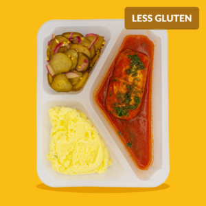 Gołąbek w sosie pomidorowym z puree ziemniaczanym i sałatką z kiszonego ogórka