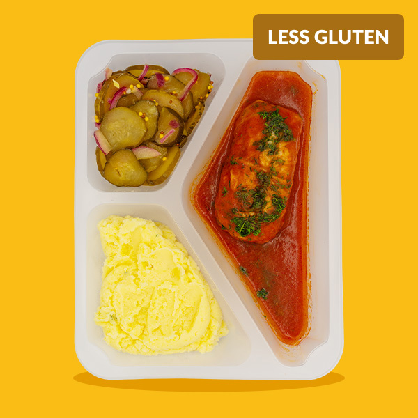 Gołąbek w sosie pomidorowym z puree ziemniaczanym i sałatką z kiszonego ogórka