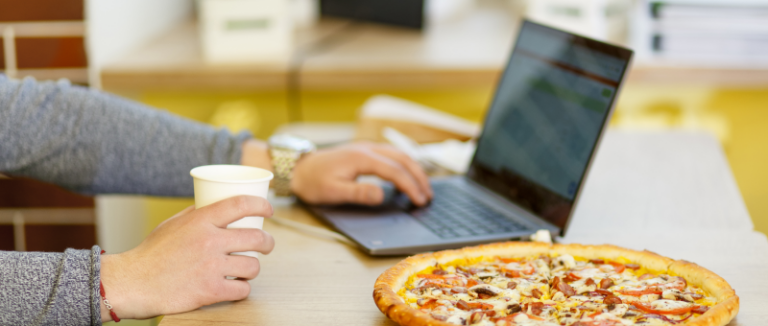 pizza przy laptopie