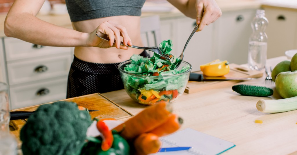 Dlaczego regularne posiłki są istotne w diecie pudełkowej? Viking radzi 1 kobieta robiąca sałatkę