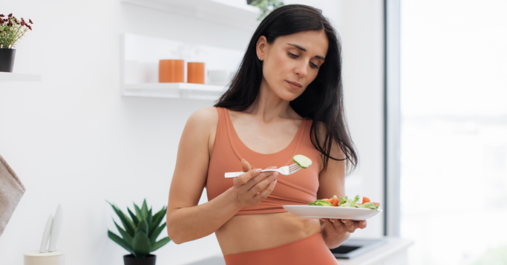 Dlaczego regularne posiłki są istotne w diecie pudełkowej? Viking radzi 2 kobieta jedząca posiłek