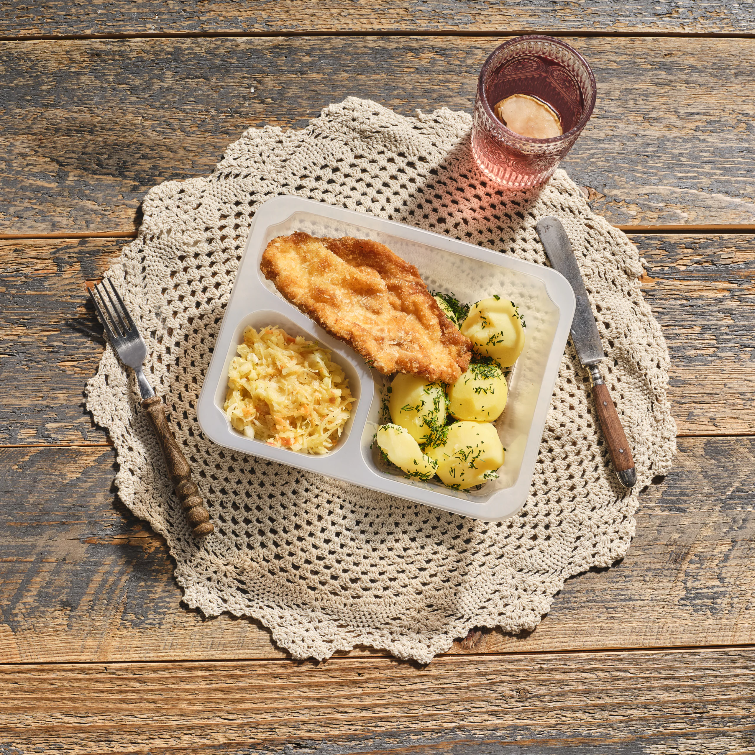 Kotlet schabowy, ziemniaki z koperkiem, kiszona kapusta z jabłkiem