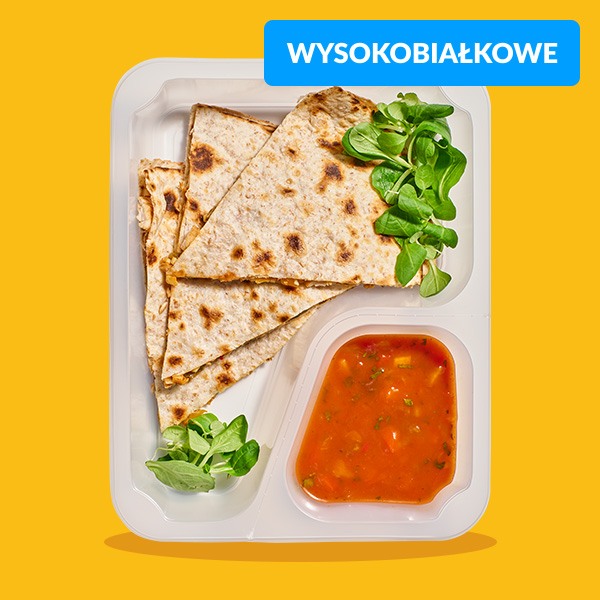 Quesadilla z indykiem i mozzarellą, salsa paprykowa