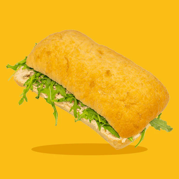 Schiacciata z twarożkiem z suszonymi pomidorami i sosem bazyliowym