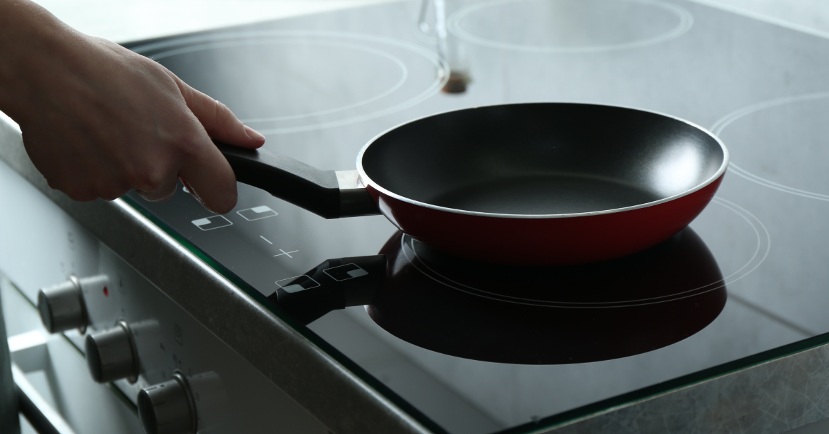 podgrzewanie posiłków na patelni