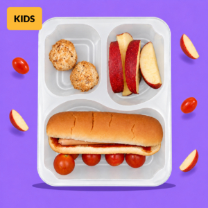 Mini hot dog z drobiową paróweczką, kokosanki truskawkowe, cząstki jabłka