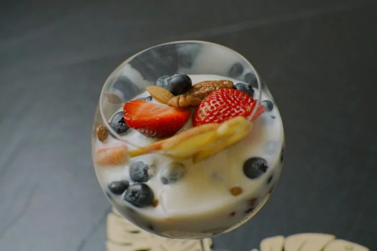 jogurt-naturalny-z-owocami